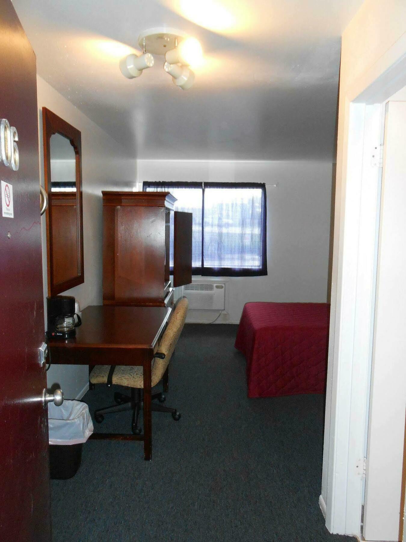 Midway Inn Cedar Falls Bagian luar foto