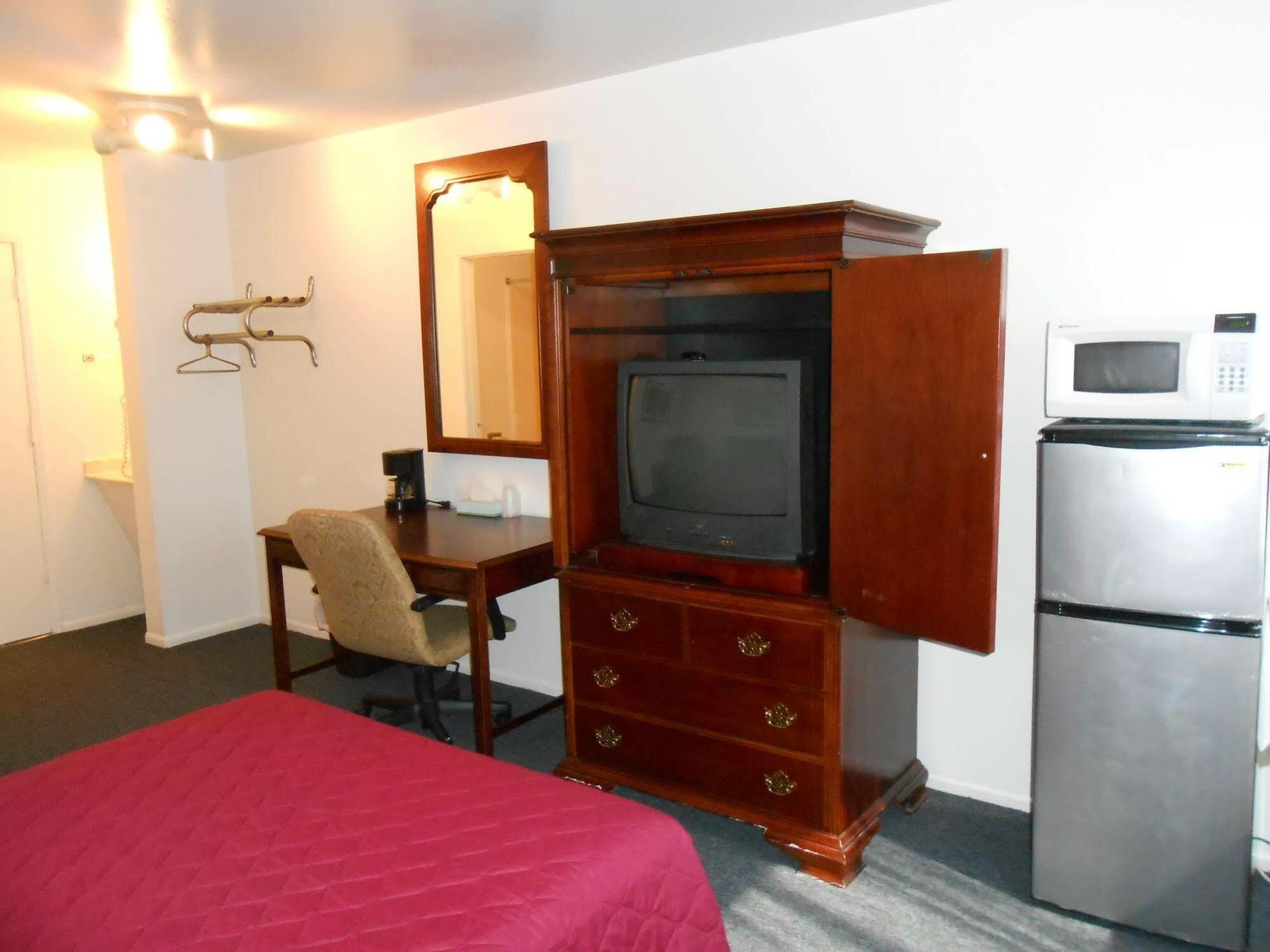 Midway Inn Cedar Falls Bagian luar foto